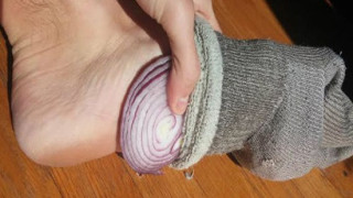 Слагате лук в чорапите си преди сън! И виждате как бягат болестите