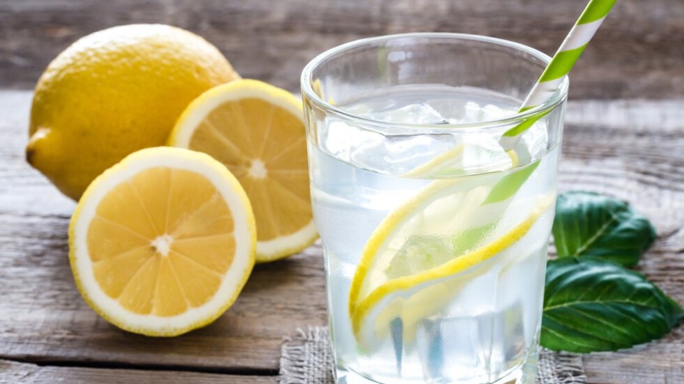 Чудо: Лимон с вода спира кървене, лекува зъбобол