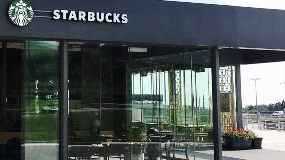 Отврат! Хлебарки лазят по витрината на Starbucks, пробутват гранясала сметана в кафето