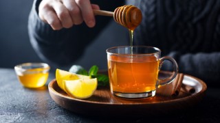 Ето защо не трябва да слагаме мед в горещ чай!