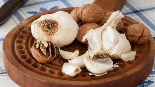 Рецепта с чесън  и орехи сваля нивото на лошия холестерол
