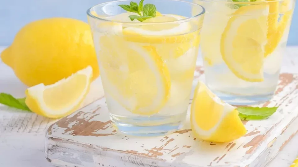 Ритуал с лимонова вода носи огромни ползи за здравето
