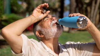 В горещините: Обилният прием на вода е опасен за сърдечно болните