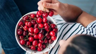 Опасно ли е за здравето, ако погълнем костилка от череша?
