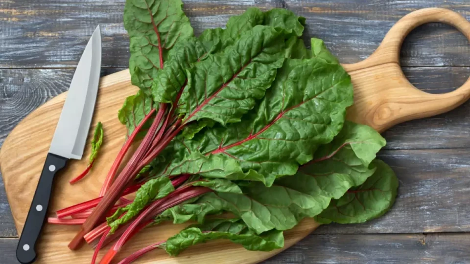 Не хвърляйте листата на червеното цвекло: Ето какви ползи носи на здравето