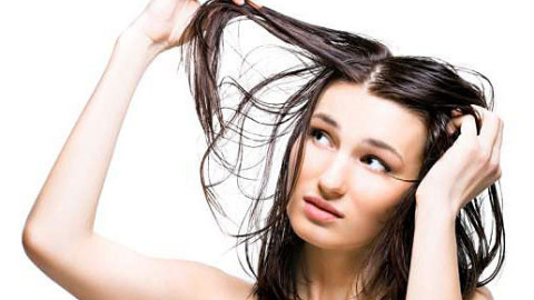 Мазната коса вече няма да е проблеми (С тази лесна природна рецепта)