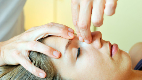 Какво представлява кранио-сакралната терапия? Какво лекува този феноменален метод