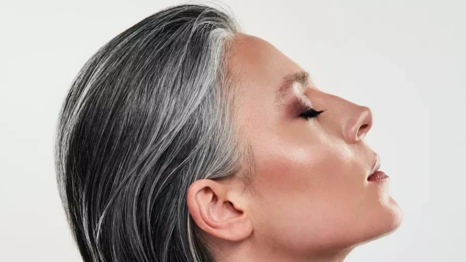 Доказано! Сивата коса ни спасява от опасно заболяване