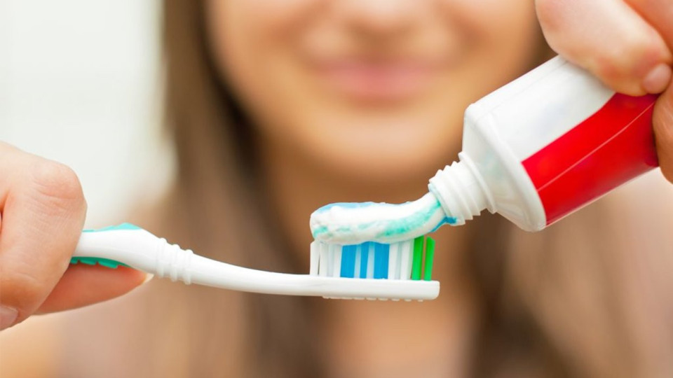 Спецовете отговарят: Опасно ли е да поглъщаме паста за зъби?