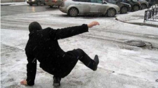 Специалистите съветват: Какво да не правите, ако видите паднал човек!