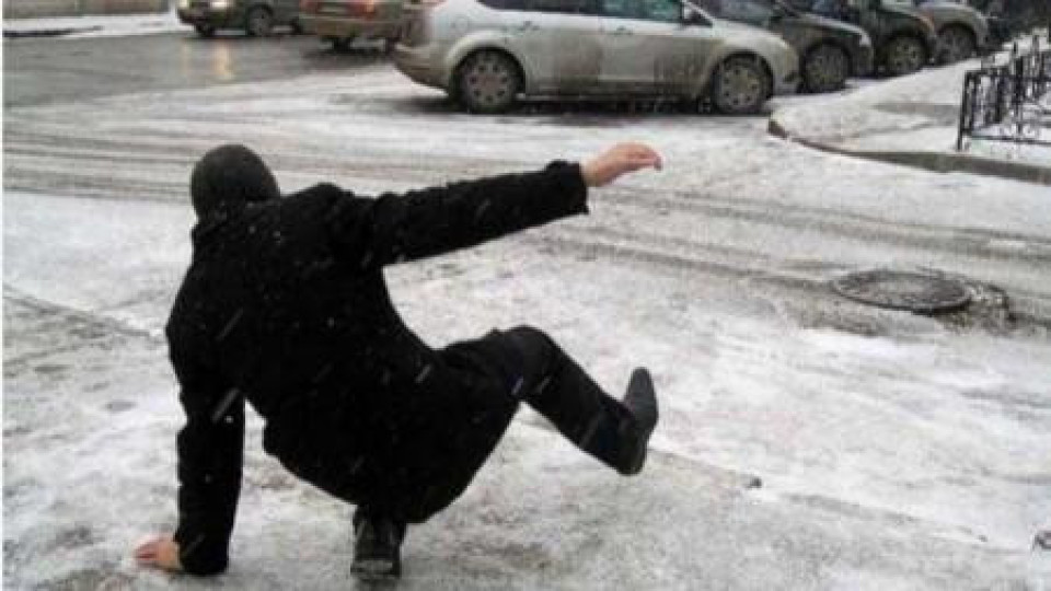 Специалистите съветват: Какво да не правите, ако видите паднал човек!