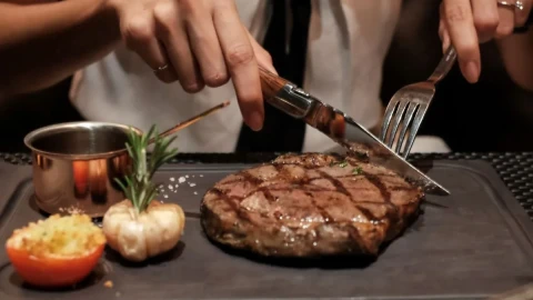 Веганите да се пукат! Доказано, месоядните хора са дълголетници