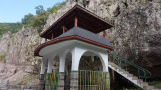 Извор в Родопите цери с лековита вода (Стотици се спасяват от болестите си)