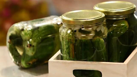 От прашните тефтери на баба: Марината от кисели краставички е панацея за всички болести!