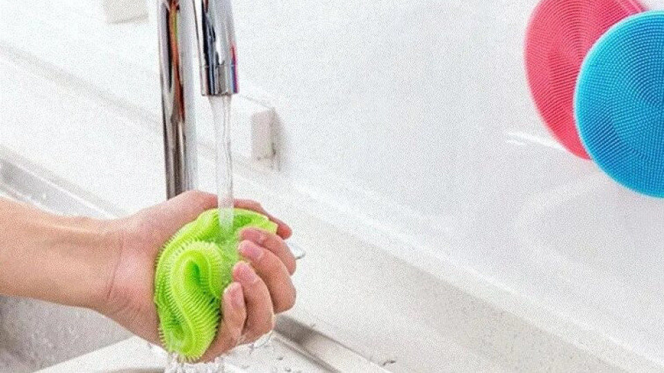 Защо трябва да сменяме гъбата за съдове всеки ден? Каква опасна зараза крие